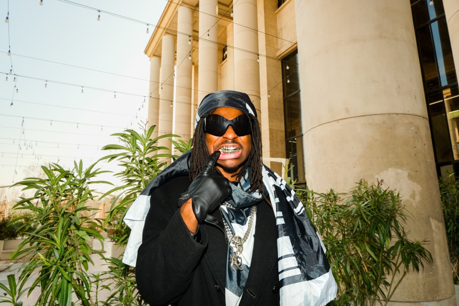 Joyful street style portrait session at the Palais de Tokyo colonnade in Paris by SabShots